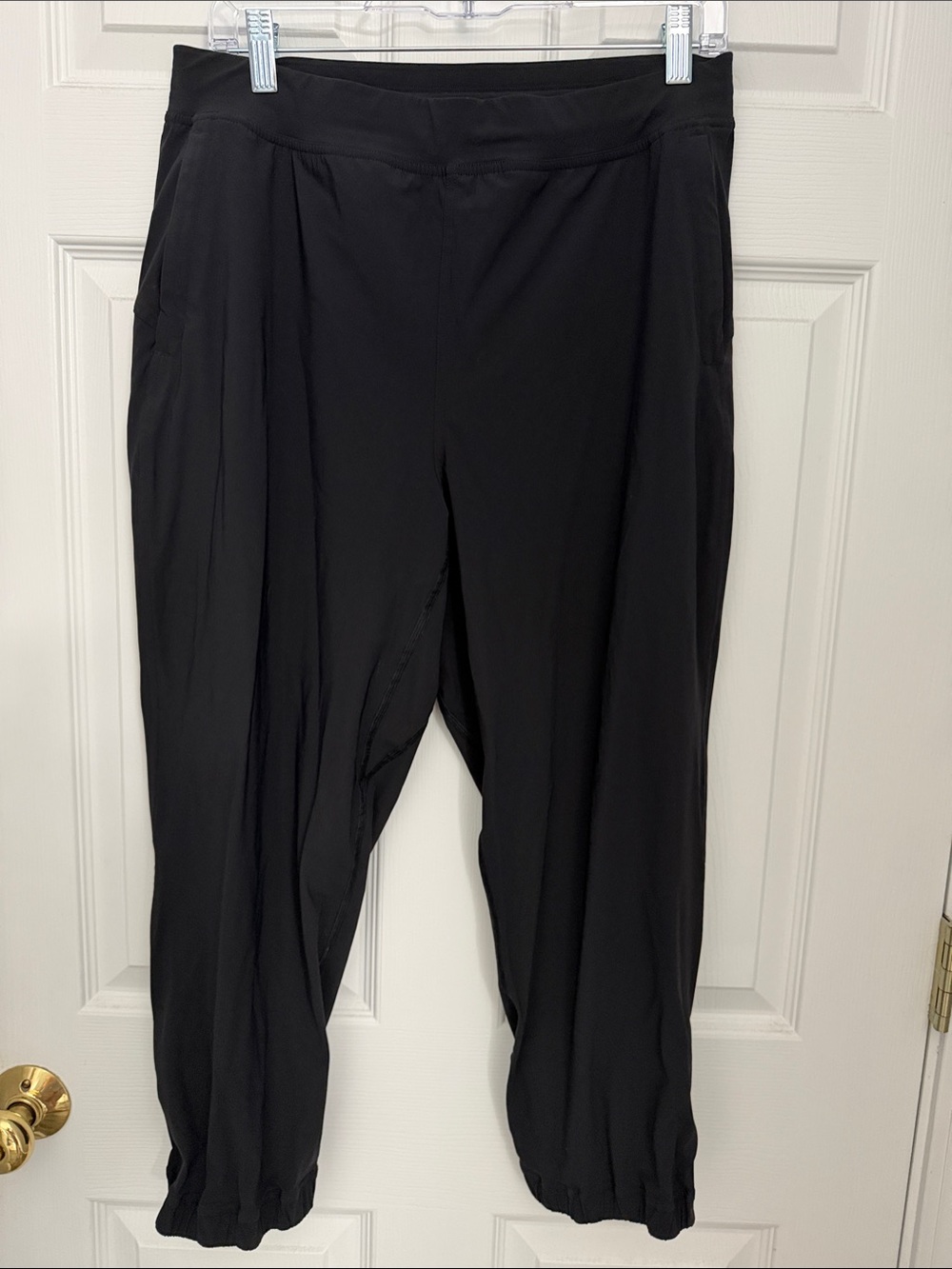 Lululemon adapted state cropped Jogger Pants. Black size 10